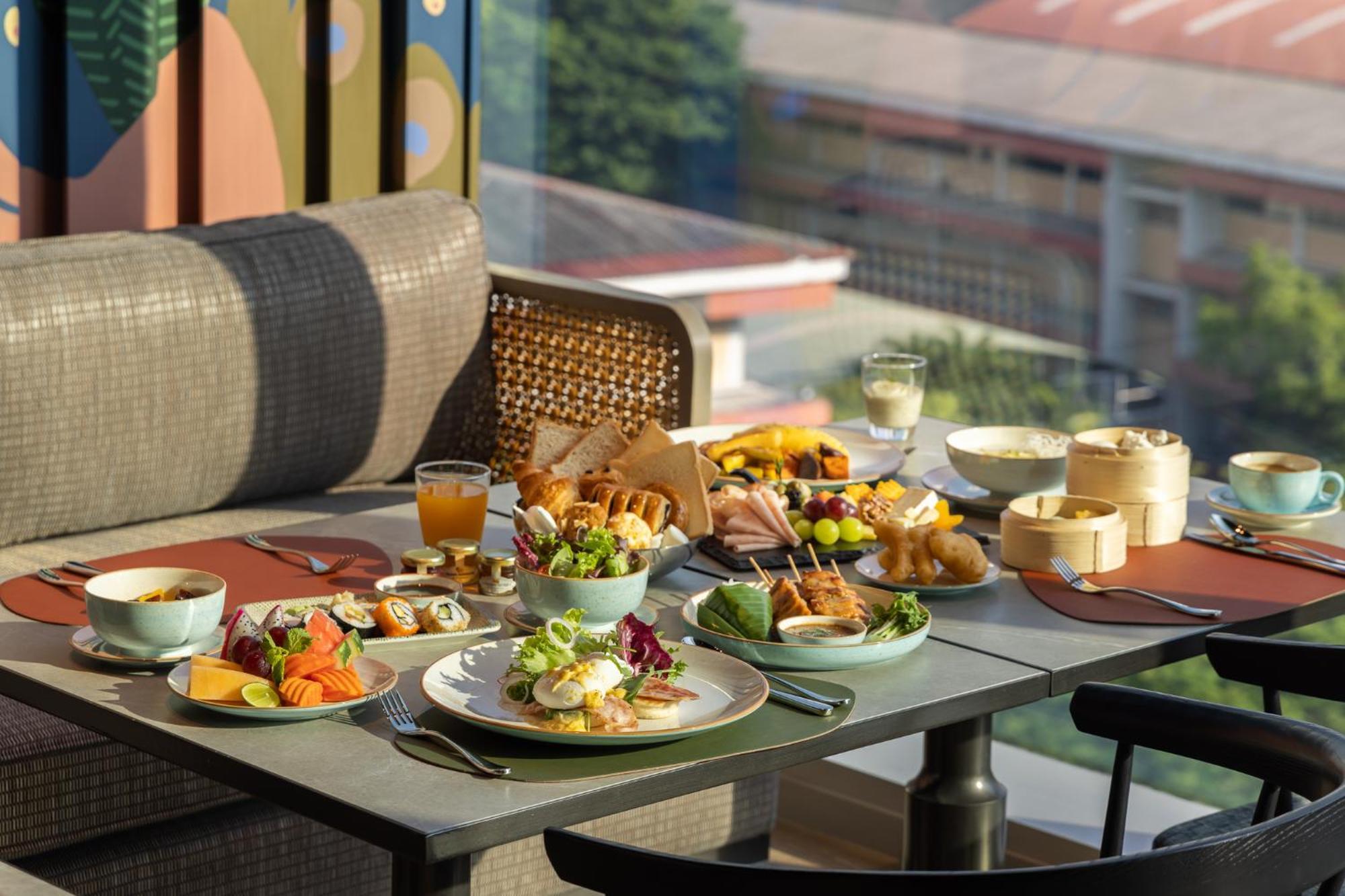 Eastin Grand Hotel Phayathai กรุงเทพมหานคร ภายนอก รูปภาพ A selection of dishes at the restaurant