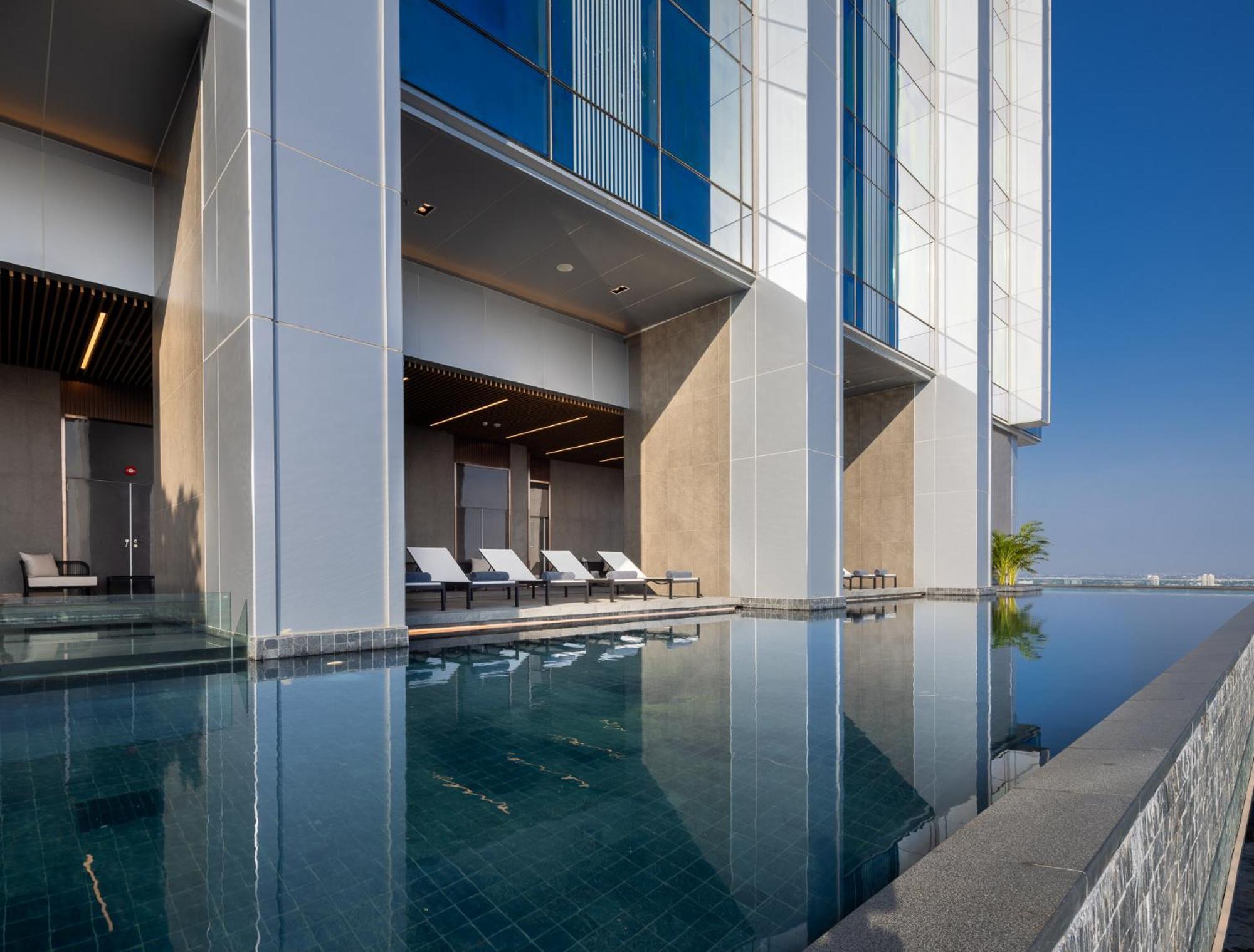 Eastin Grand Hotel Phayathai กรุงเทพมหานคร ภายนอก รูปภาพ Infinity pool at the hotel